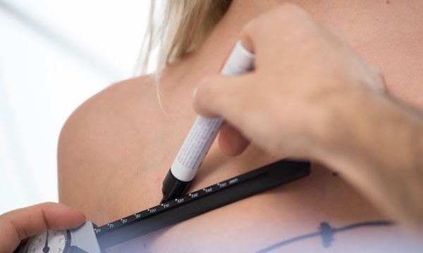 Abstand zwischen den Brüsten
